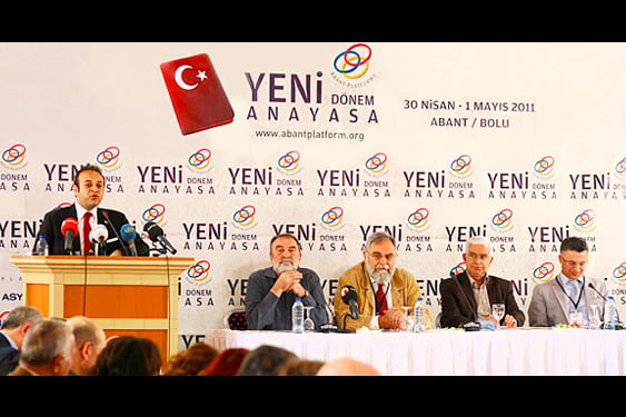 A meeting of the Abant Platform organized by the GYV, with (L-R) Egemen Bağış as the speaker and Murat Belge, Mete Tunçay, Atilla Yayla and Osman Can as the other panelists.