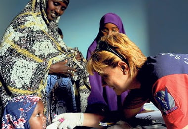 Turkish doctors volunteered their services in Somalia by offering free medical exams to locals.