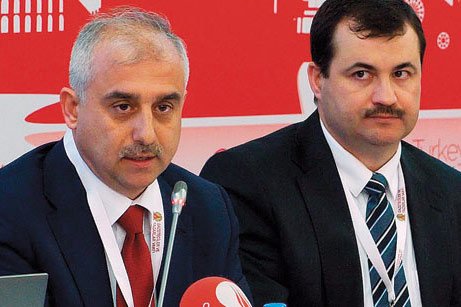 Journalists and Writers Foundation President Mustafa Yeşil (L), speaks in the opening session of the Abant meetings in western province of Bolu on Friday. (Photo: Cihan)