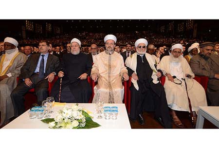 Head of Turkey's Religious Affairs Directorate Professor Mehmet Görmez (C) and Islamic scholars from around the world attend a symposium on ijma in İstanbul. (Photo: Cihan, Yunus Erdoğdu)