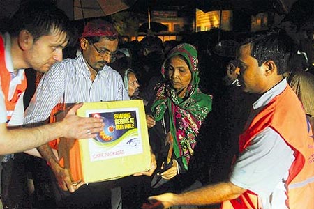 Despite the persistent rain, Kimse Yok Mu distributed aid packages by flashlight throughout the night to Rohingya Muslims sheltering in Bangladesh from the ongoing violence in Myanmar. (Photo: Today's Zaman)