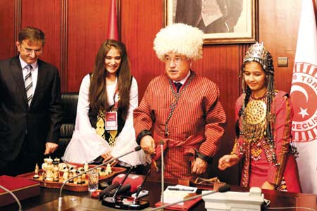 Students taking part in the 11th International Turkish Language Olympiad sing songs together at the event’s opening ceremony in Ankara on Saturday night.(Photo: Today's Zaman, Ali Ünal)