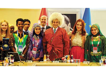 A group of students attending the 11th International Turkish Language Olympiad visited European Union Affairs Minister Egemen Bağış in Ankara on Tuesday. (Photo: Photo: Today's Zaman)