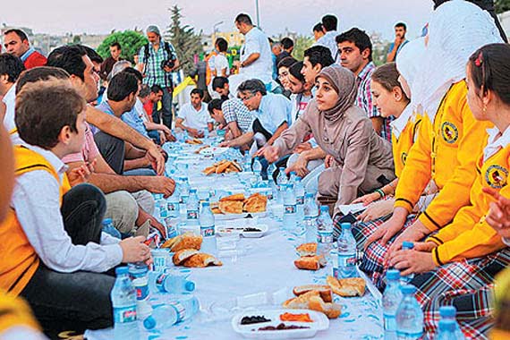 A group of Turkish businessmen join an iftar dinner with Syrian refugees in Kilis province. They also visited the homes of Syrian refugees and handed out food packages and listen to Syrian problems. (Photo: Cihan)