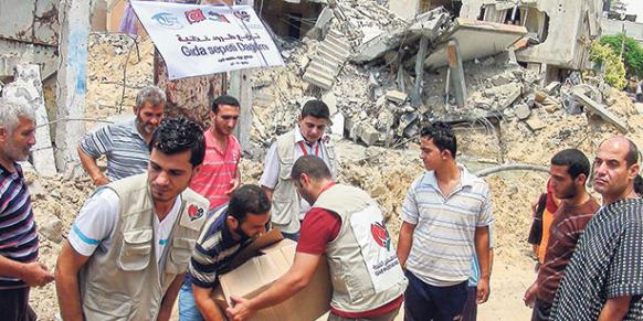 Turkish charity Kimse Yok Mu delivered aid to thousands of people in need in the Gaza Strip on Saturday. (Photo: Today's Zaman)