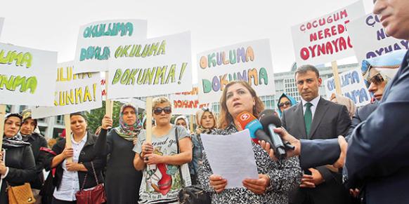 Parents of Fatih College students gathered on Wednesday to protest the İstanbul Metropolitan Municipality’s destruction school’s wall. (Photo: Today's Zaman)