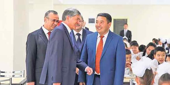 Rüstem Atayev, principal of the Togolok Moldo school, is seen here with Kyrgyz President Almazbek Atambayev after the inauguration ceremony.(Photo: Today's Zaman)