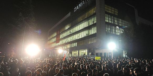 People stand on vigil outside Zaman newspaper building to protest a possible police raid. (Photo: Today's Zaman)