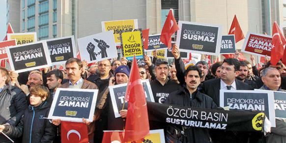 Supporters gather in front of the İstanbul Courthouse to protest raids that targeted Samanyolu TV and the Zaman daily on Dec. 14, 2014.(Photo: Today's Zaman, Turgut Engin)