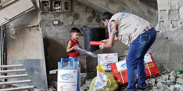 Kimse Yok Mu, which distributes aid across the world, holds UN Economic and Social Council consultative status and carries out programs with the UNHCR.(Photo: Today's Zaman)