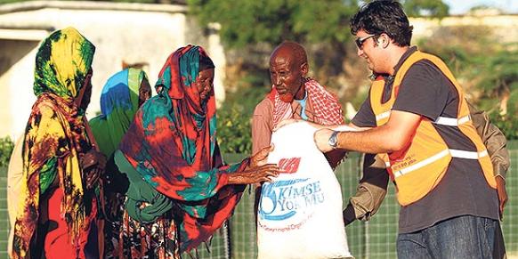 Kimse Yok Mu, a prominent Turkish charity that has been granted various prestigious awards for its aid activities in both Turkey and around the world, distributes meat to families in need on the occasion of Eid al-Adha in Somalia on Nov. 6, 2011. (Photo: Today's Zaman, Mehmet Ali Poyraz)