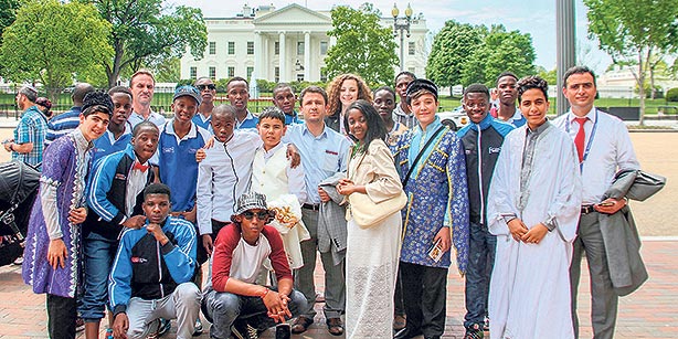 The students, participating in the 13th International Language and Culture Festival, had their photos taken in front of the White House. (Photo: Cihan)