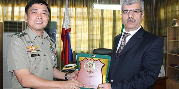 International Turkish Schools in the Philippines General Director Malik Gence (R) received the “Honor Award” from Gendarmerie Command Civil Operations Commander Col. Arnulfo Marcelo B. Burgos on Gülen's behalf. (Photo: Cihan)