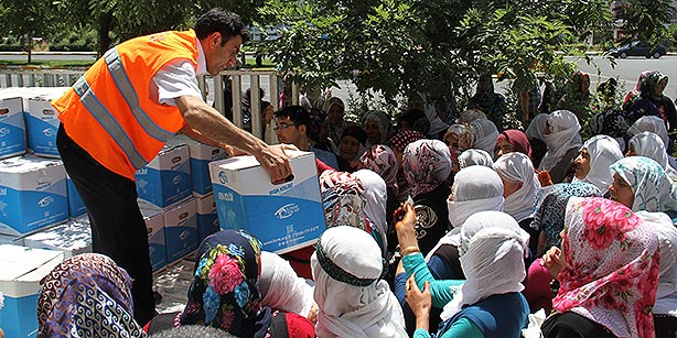 Kimse Yok Mu charity members delivering supplies to people in need in Turkey's southeastern Diyarbakır province, ahead of Ramadan. (Photo: Cihan, İsmail Avcı)