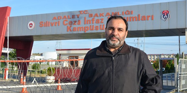 Today's Zaman Editor-in-Chief Bülent Keneş is in front of Silivri Prison after he was released. (Photo: Today's Zaman)