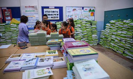 School children gather to receive their text books on the first day back at school on September 19, 2016 in Istanbul (Photo: AFP)